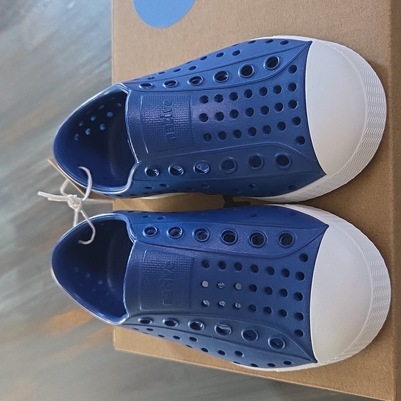 Native Size 7 Kids NEW In Box Sneakers Navy‎ and White - Picture 5 of 7